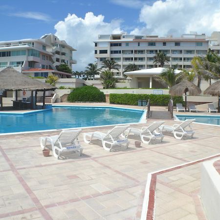 Brisas 10 Beachside Suites Cancún Exteriör bild
