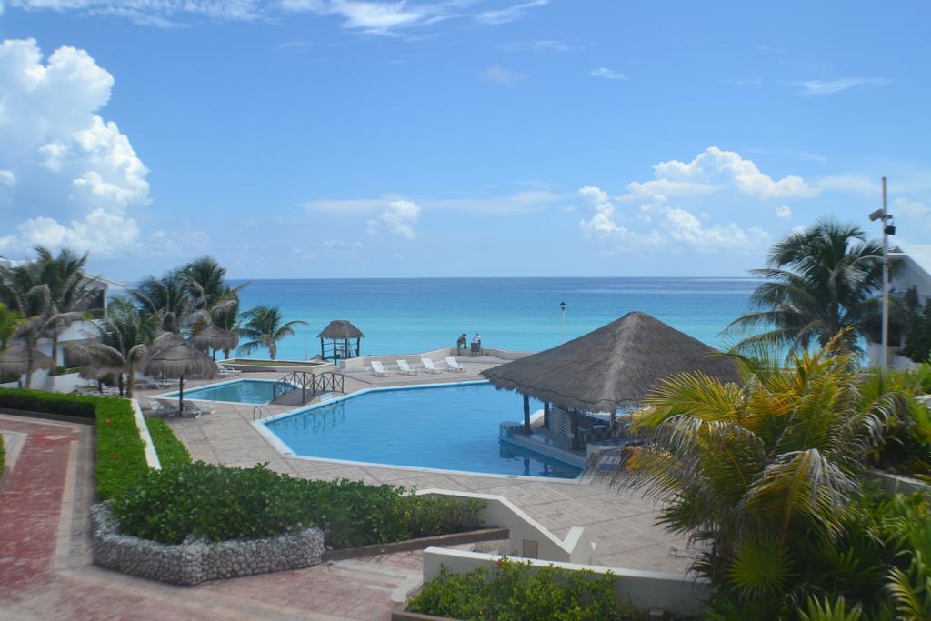 Brisas 10 Beachside Suites Cancún Exteriör bild
