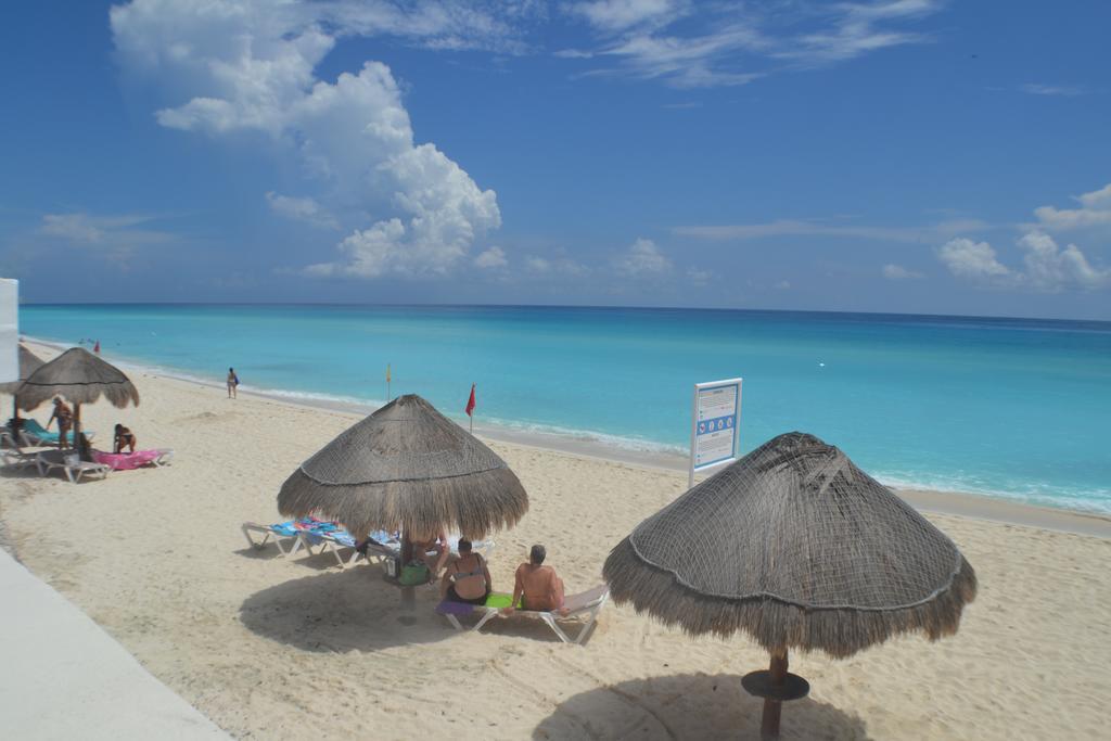 Brisas 10 Beachside Suites Cancún Exteriör bild