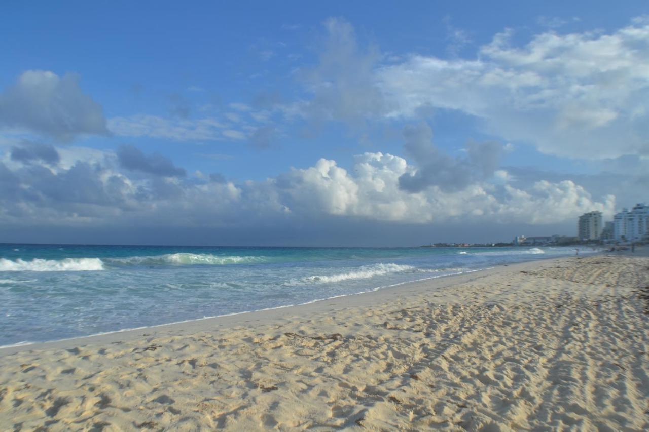 Brisas 10 Beachside Suites Cancún Exteriör bild