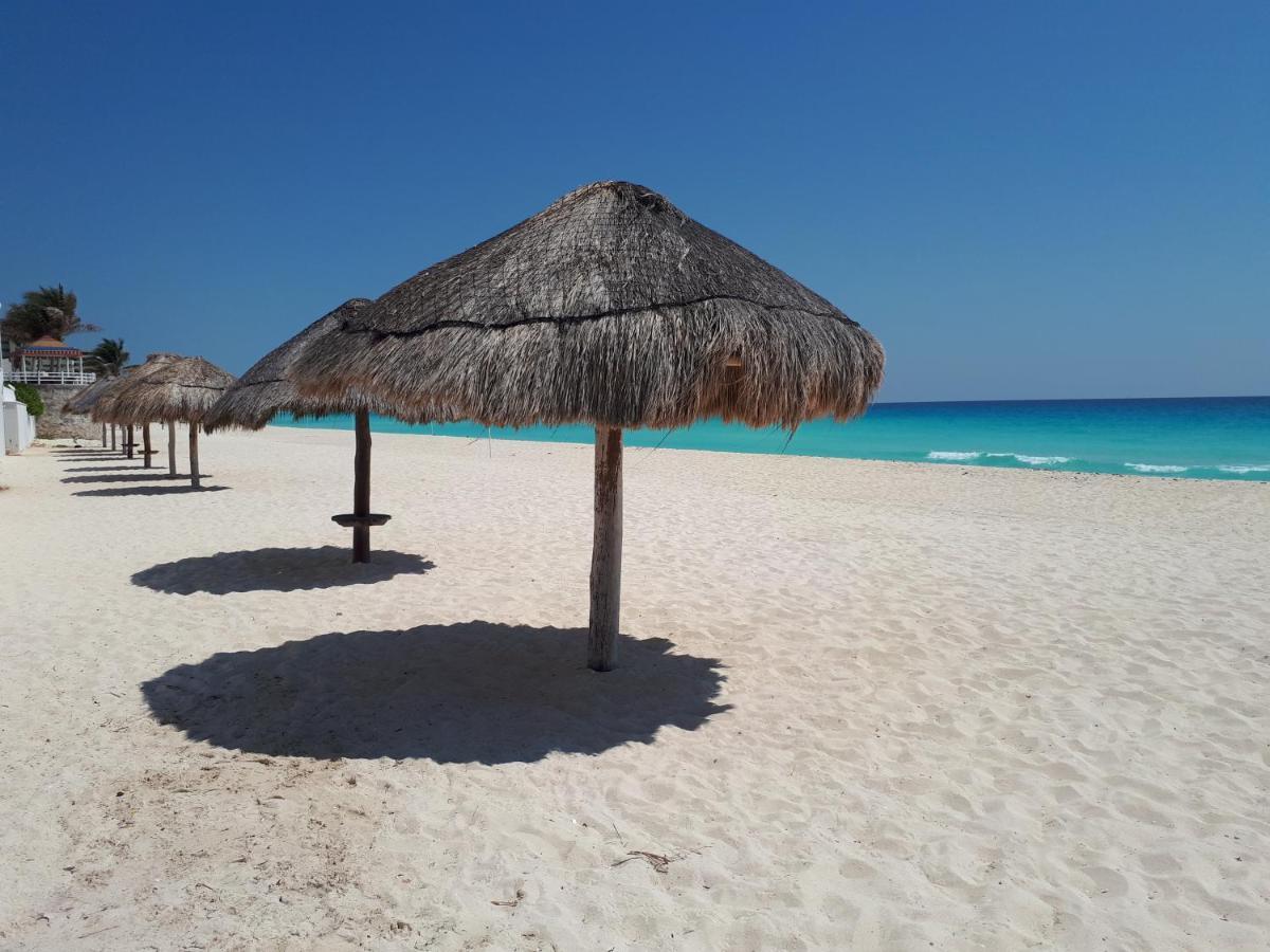 Brisas 10 Beachside Suites Cancún Exteriör bild