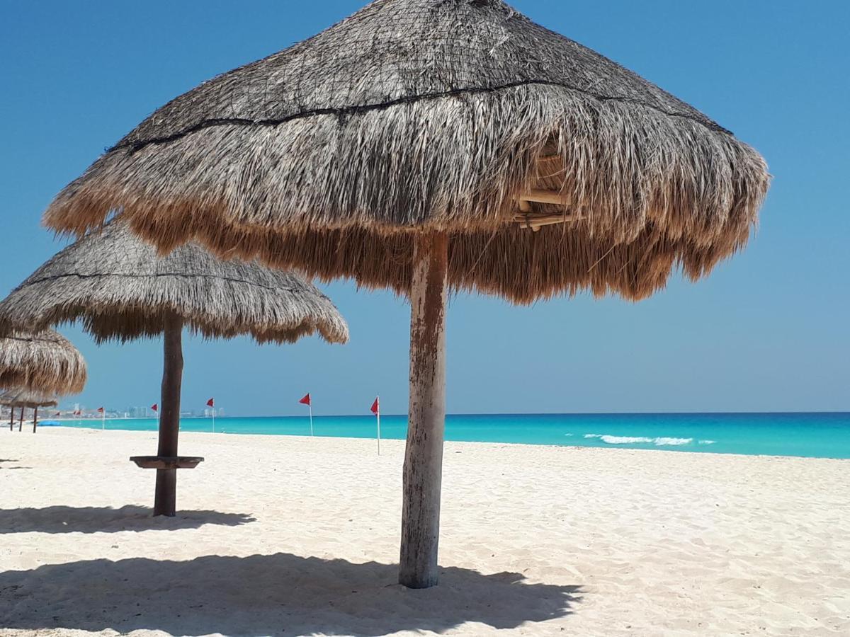 Brisas 10 Beachside Suites Cancún Exteriör bild