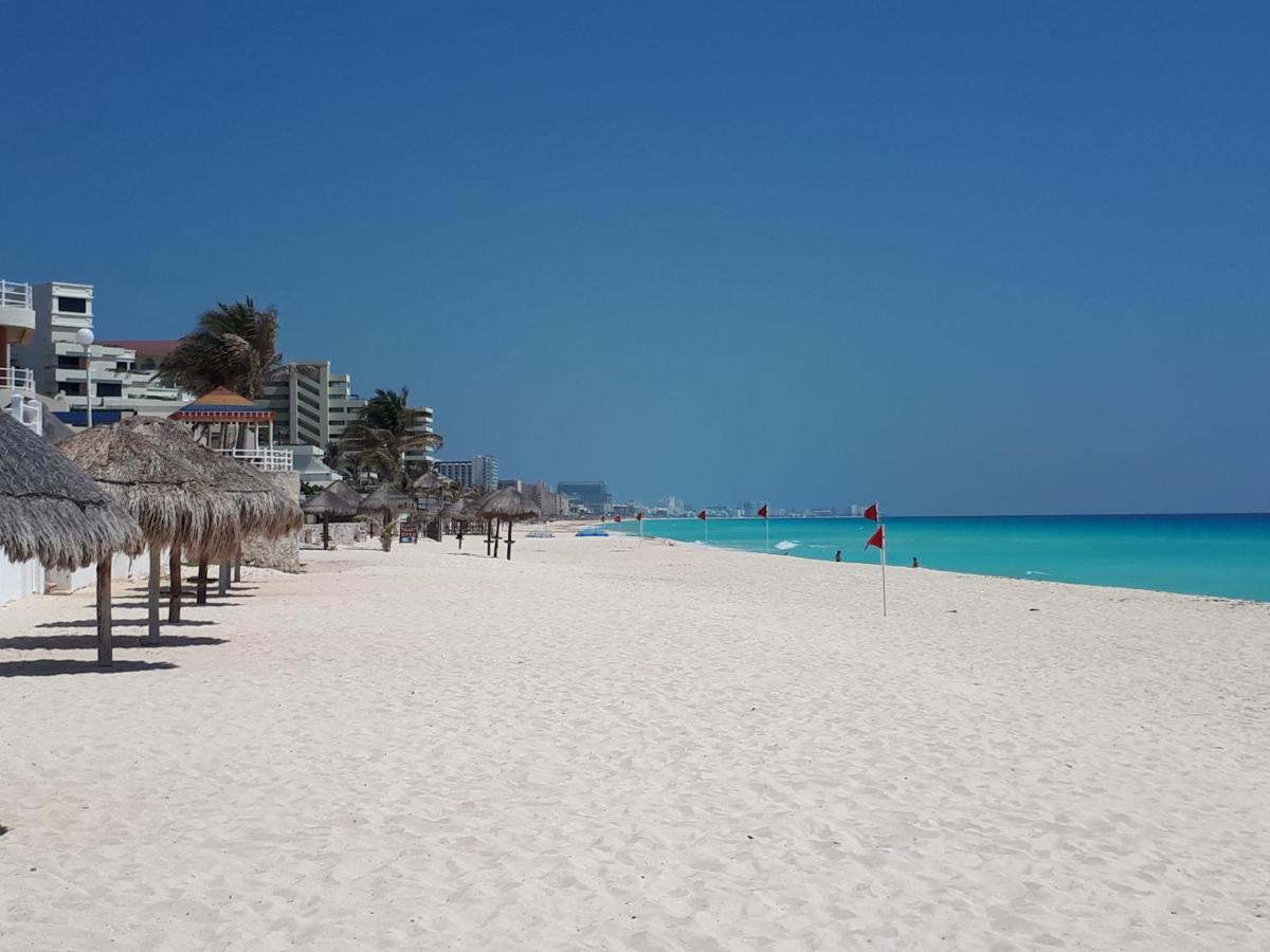 Brisas 10 Beachside Suites Cancún Exteriör bild